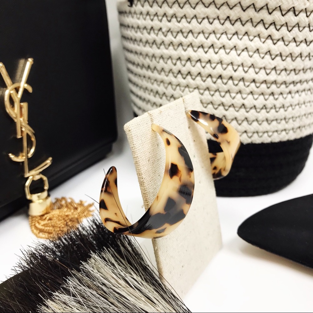 | ‘TATE’ ACRYLIC HOOPS |